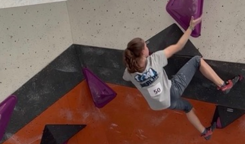 Carlotta beim entscheidenden Zug im vierten Finalboulder (Fotograf: Moritz Trapp)