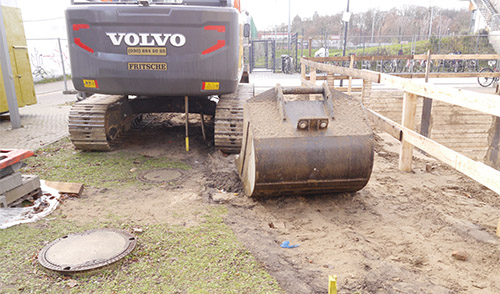 Die Baugrube müsste bis zu den gelben Hölzern gehen. Die Leitungen geht laut Plan links aus den Schächten heraus, tatsächlich jedoch rechts in Richtung Baugrube. Damit muss der hintere Trinkwasserschacht nach links versetzt werden.