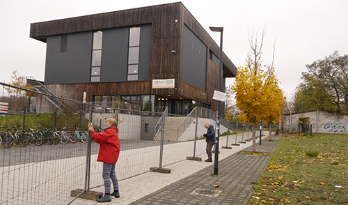 Bauzaun um die Baustelle des Alpinzentrums wird aufgestellt