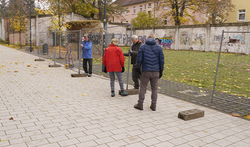 Bauzaun um die Baustelle des Alpinzentrums wird aufgestellt