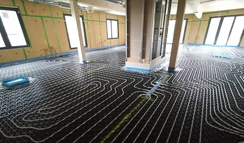 Die Schleifen der Fußbodenheizung wurden verlegt