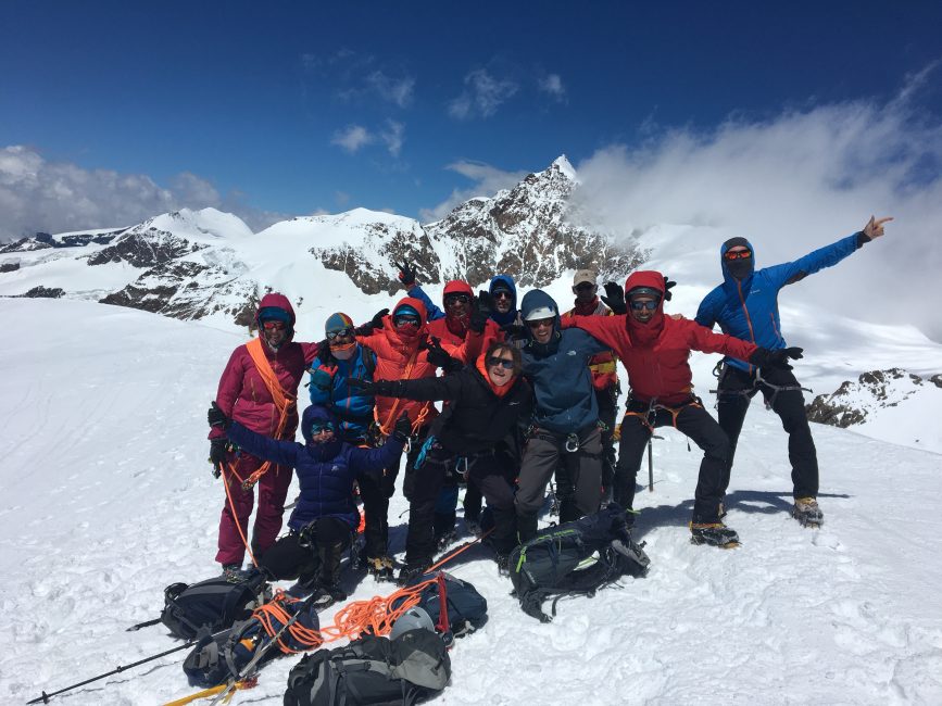 Gruppenbild mit 4000er – gemeinsam auf dem Gpfel der Vincentpyramide (4.212 m). Foto: Wassili Sabelfeld