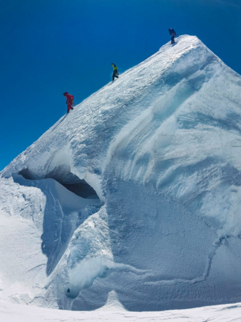 Mitglieder unserer Gruppe steigen vom Gipfel der Ludwigshöhe (4.341 m) ab. Foto: Anne Rattey
